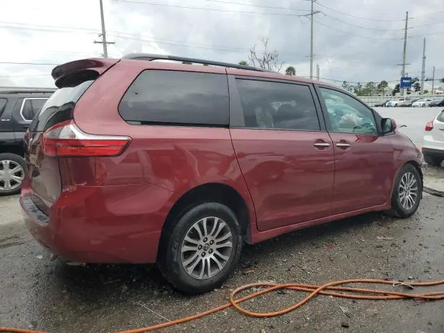 2018 TOYOTA SIENNA XLE  