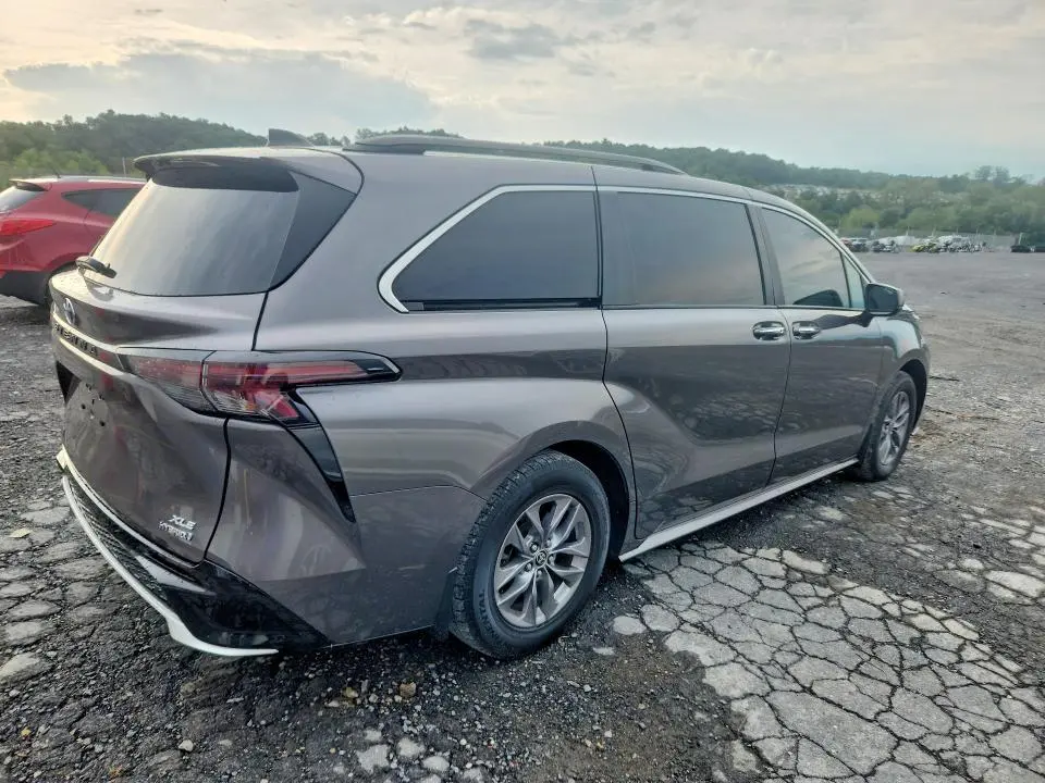 2024 TOYOTA SIENNA XLE  