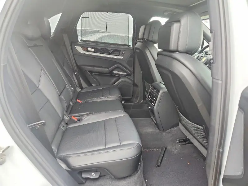 2024 PORSCHE CAYENNE   
