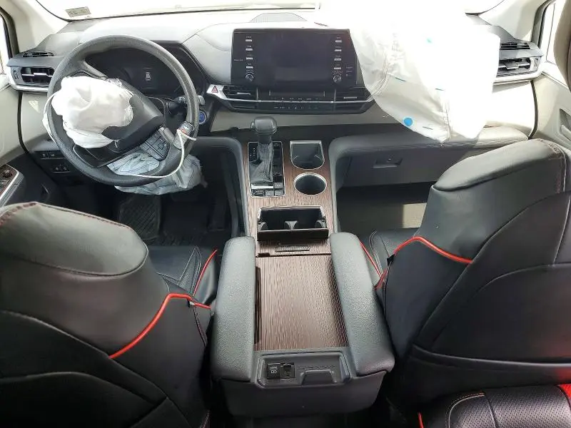 2022 TOYOTA SIENNA LE  