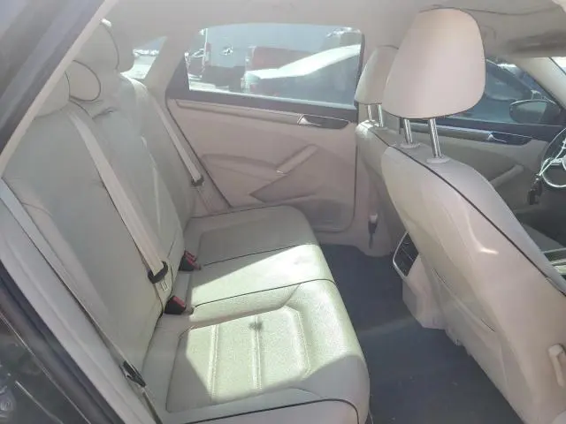 2017 VOLKSWAGEN PASSAT SE