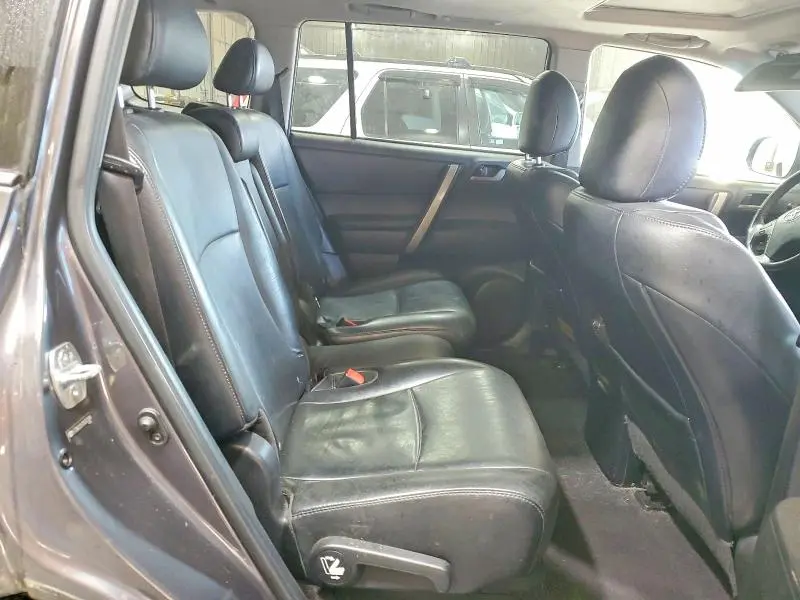 2011 TOYOTA HIGHLANDER SE  