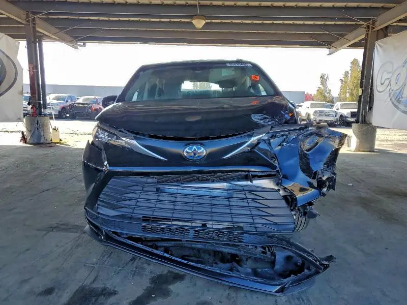2024 TOYOTA SIENNA LE 8-PASSENGER  