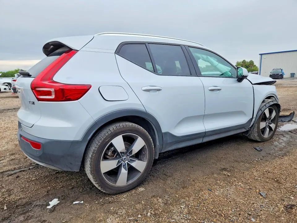 2021 VOLVO XC40 T5 MOMENTUM  