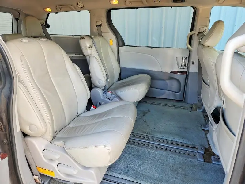 2014 TOYOTA SIENNA XLE 8-PASSENGER  