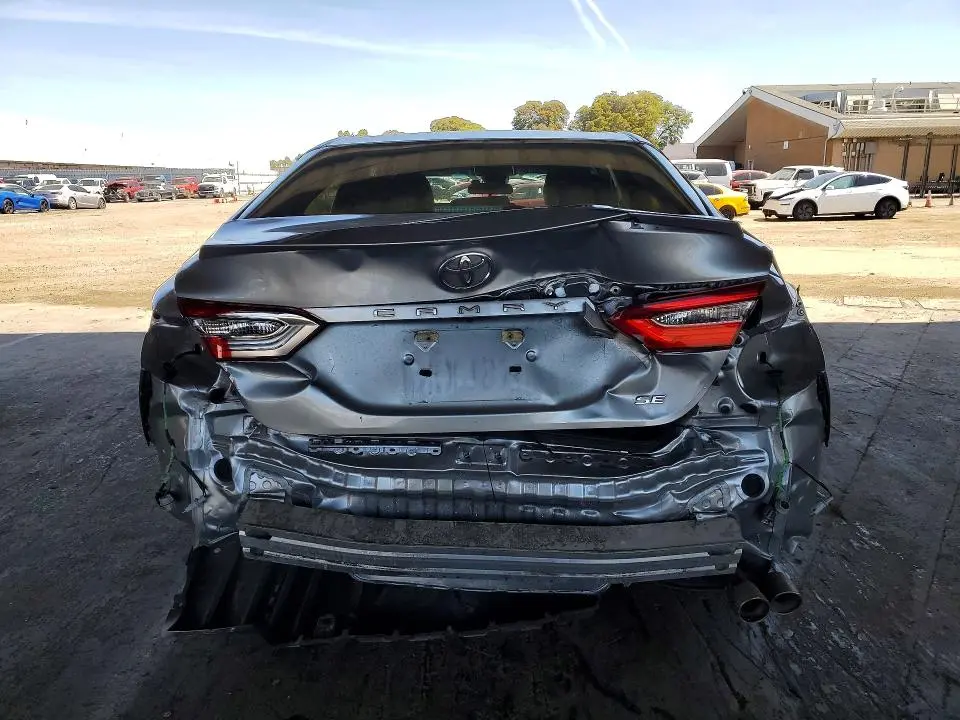 2018 TOYOTA CAMRY SE  