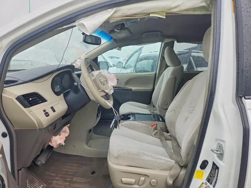2013 TOYOTA SIENNA LE  