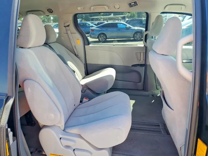 2013 TOYOTA SIENNA LE 8-PASSENGER  