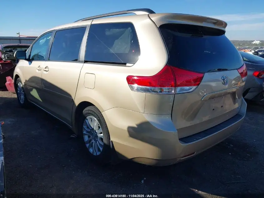 2014 TOYOTA SIENNA XLE V6 8 PASSENGER