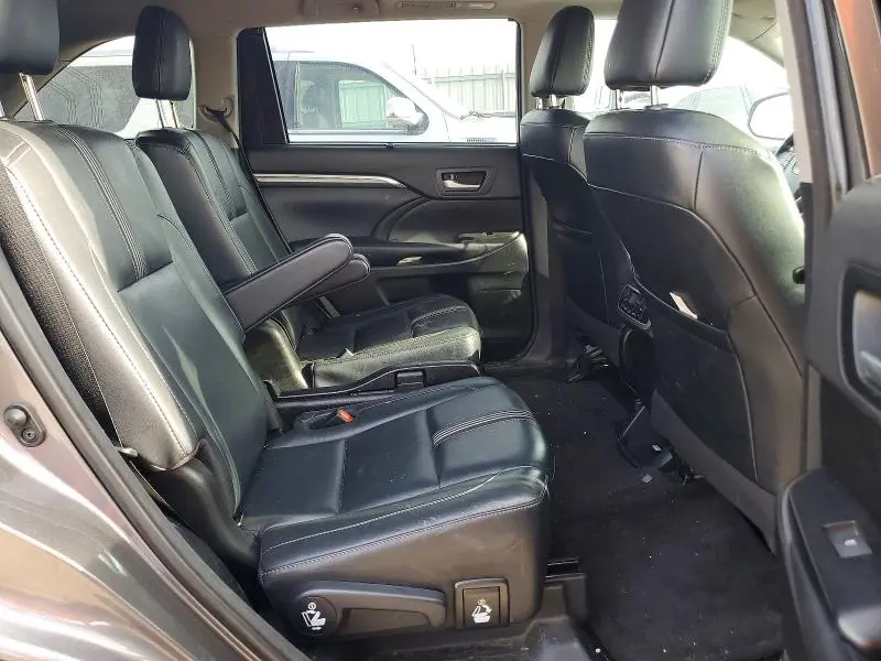 2018 TOYOTA HIGHLANDER SE  