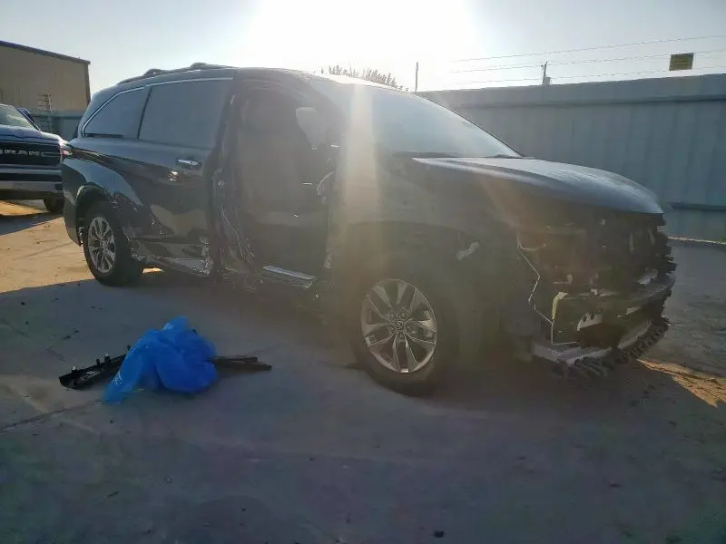 2023 TOYOTA SIENNA XLE  