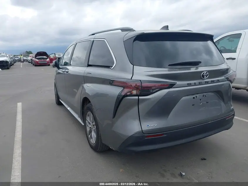 2026 TOYOTA SIENNA XLE