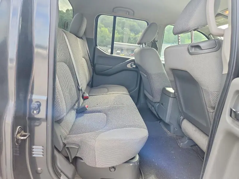 2010 NISSAN FRONTIER SE V6  