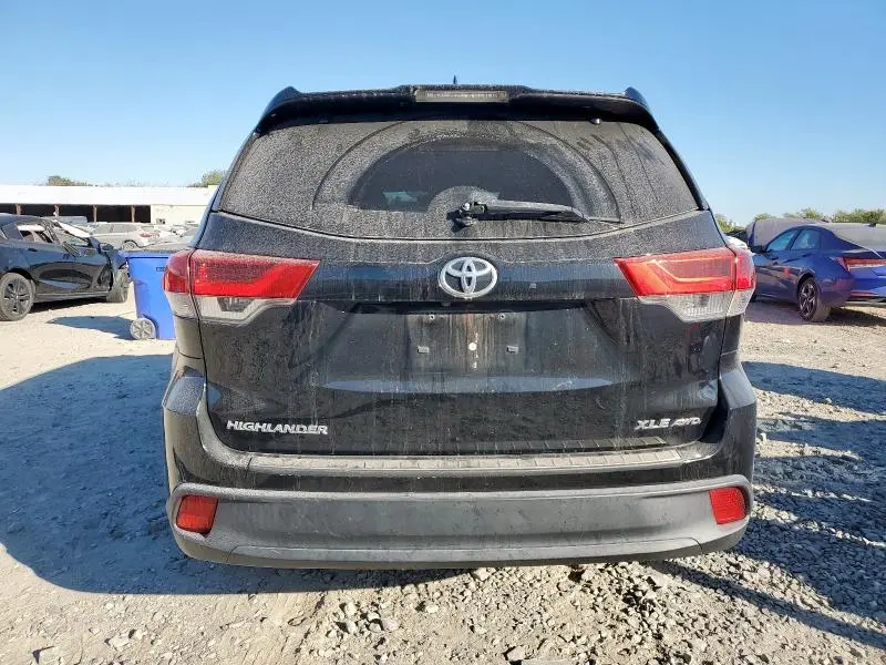 2019 TOYOTA HIGHLANDER SE  