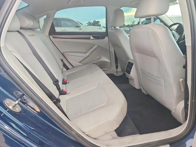 2019 VOLKSWAGEN PASSAT SE R-LINE  