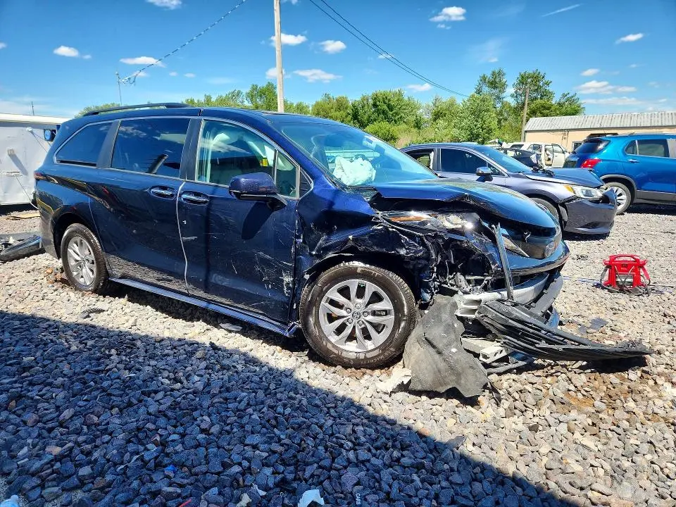 2022 TOYOTA SIENNA XLE  
