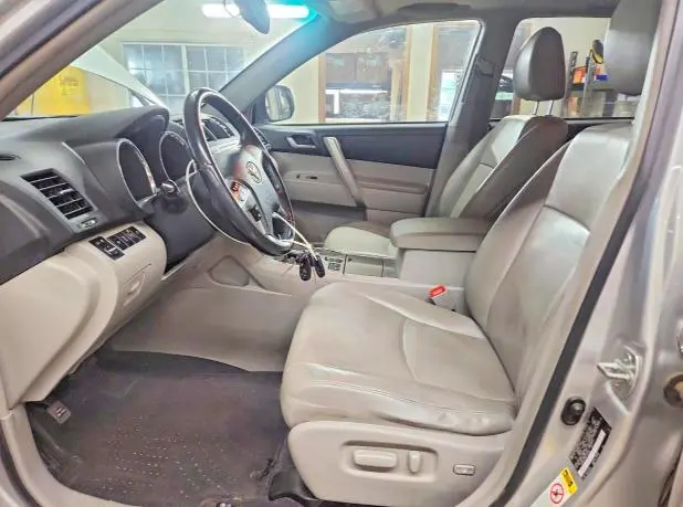 2012 TOYOTA HIGHLANDER SE  