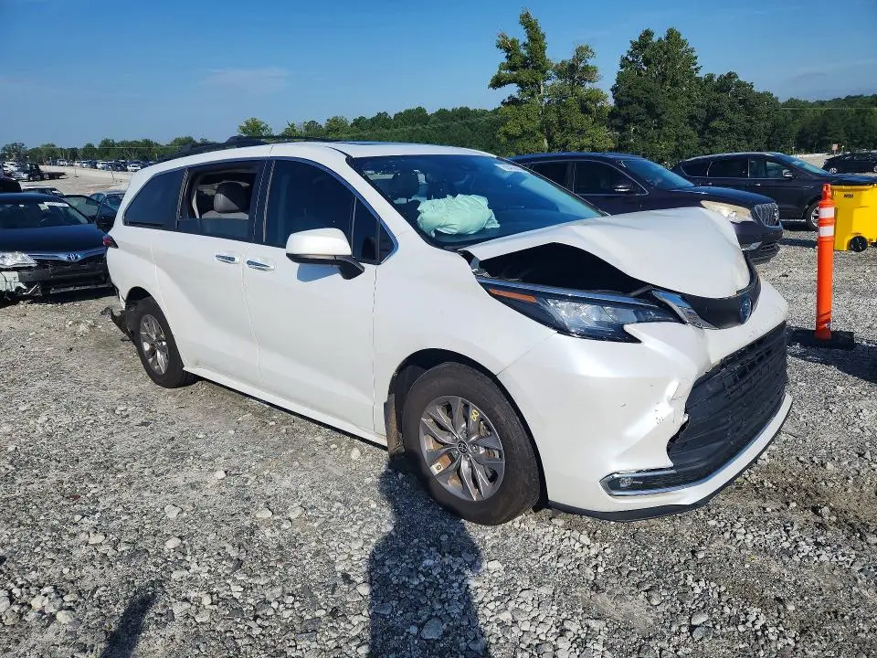 2022 TOYOTA SIENNA XLE  