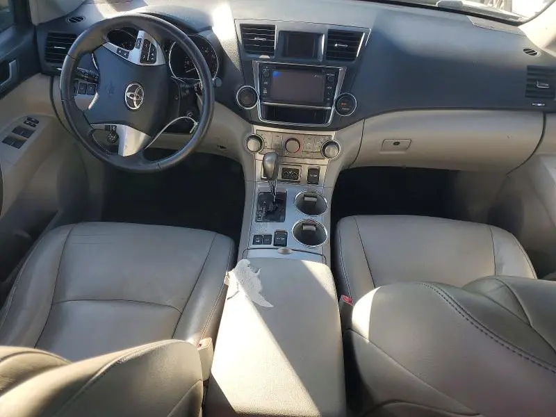 2013 TOYOTA HIGHLANDER SE  