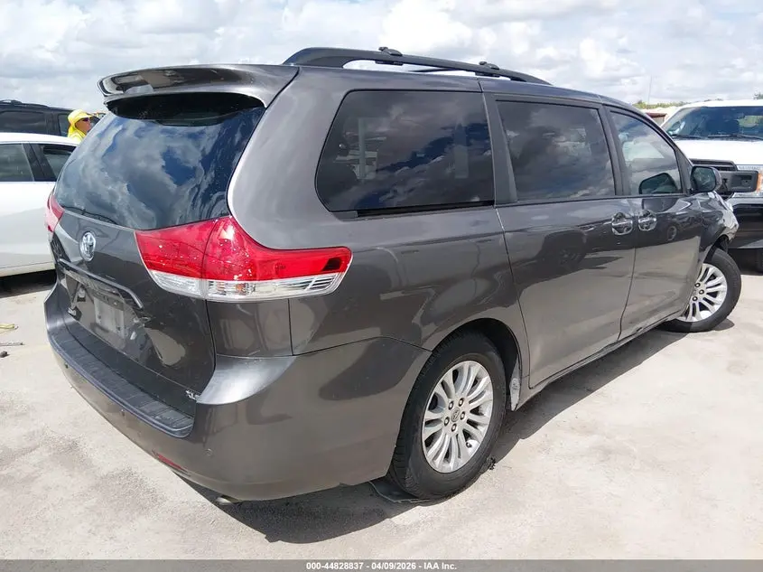 2014 TOYOTA SIENNA XLE V6 8 PASSENGER