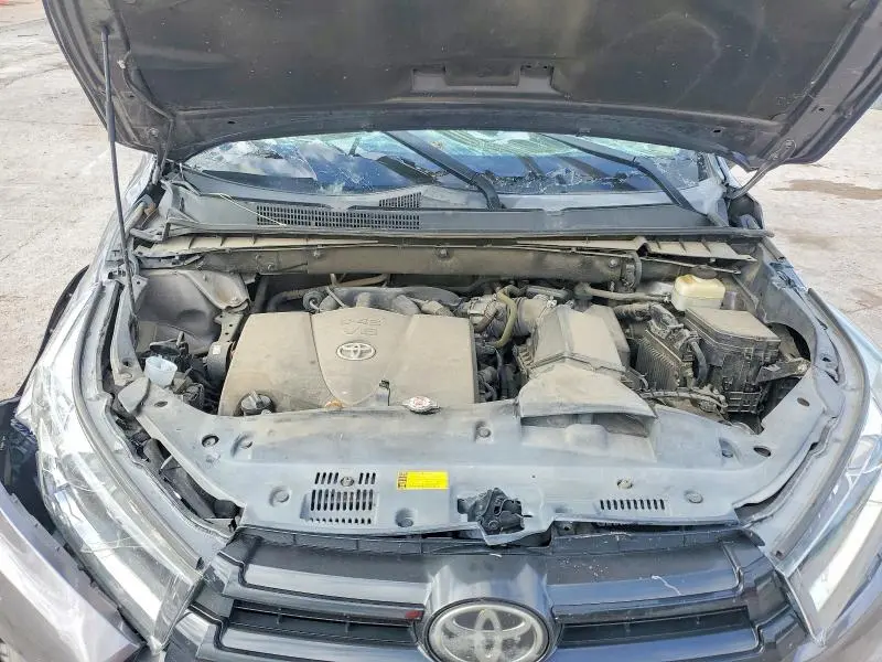 2018 TOYOTA HIGHLANDER SE  
