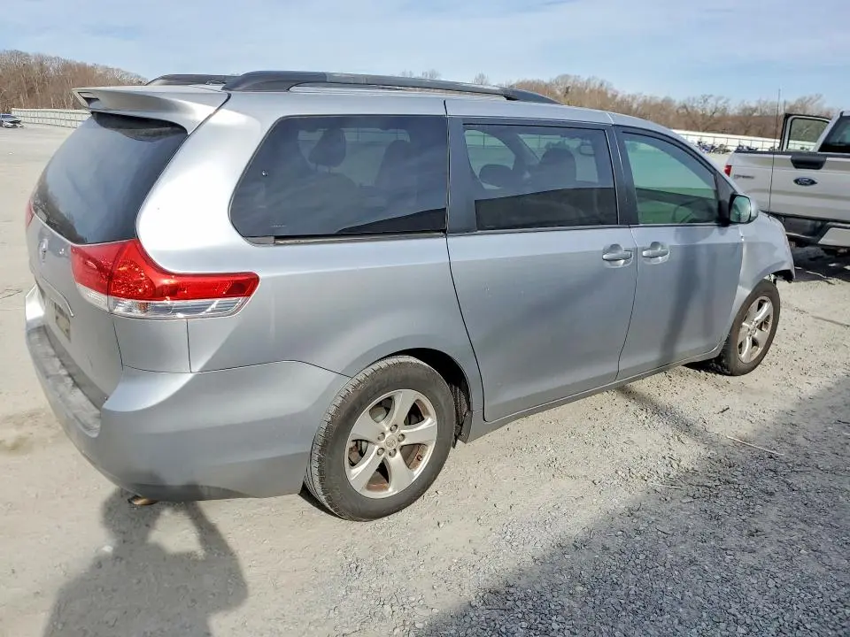 2013 TOYOTA SIENNA LE  