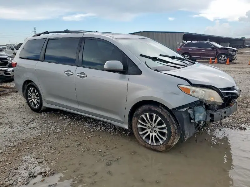 2019 TOYOTA SIENNA XLE  