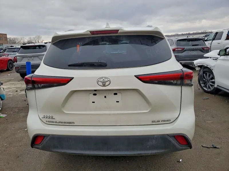 2021 TOYOTA HIGHLANDER XLE  