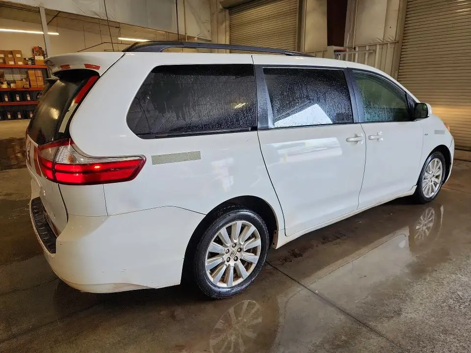 2017 TOYOTA SIENNA LE  