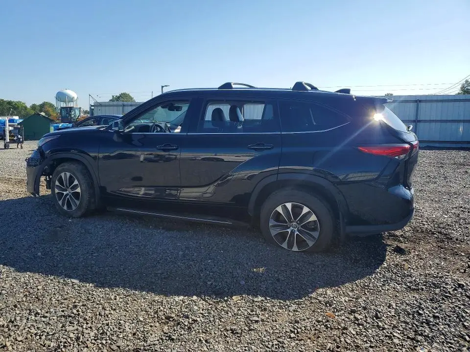 2021 TOYOTA HIGHLANDER XLE  