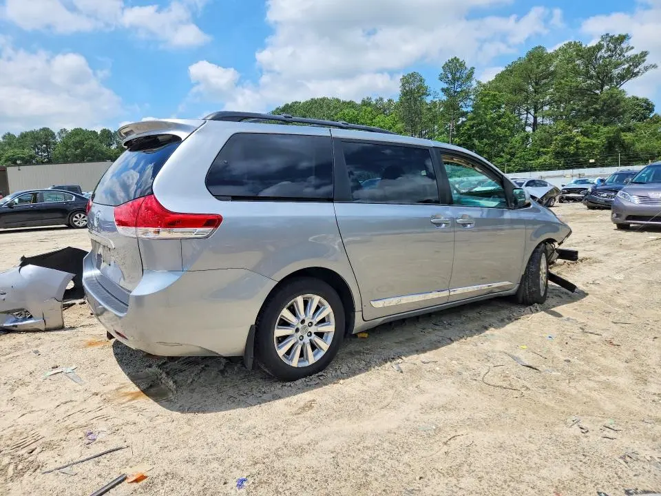 2011 TOYOTA SIENNA   
