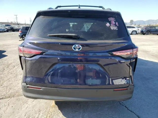 2022 TOYOTA SIENNA XLE  