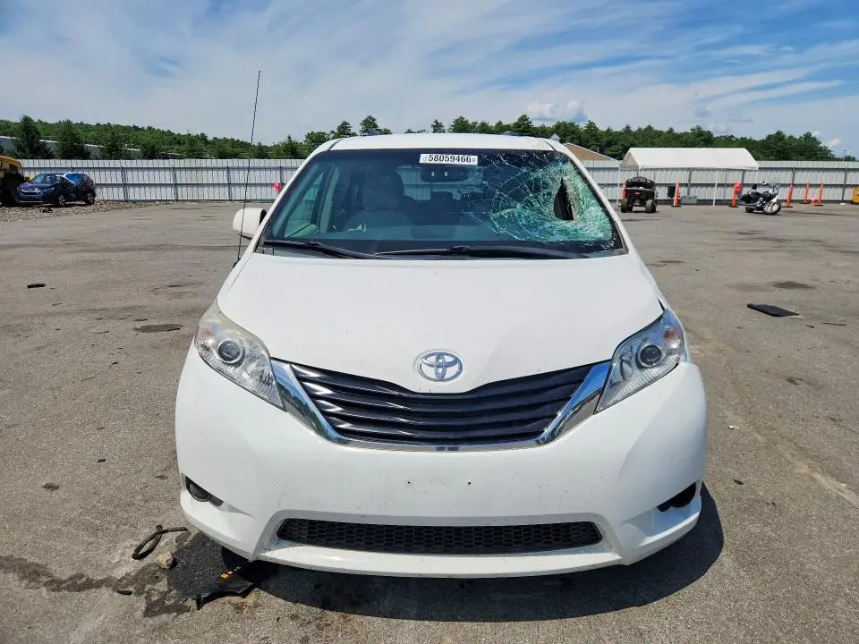 2011 TOYOTA SIENNA LE  