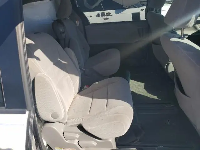 2017 TOYOTA SIENNA LE  