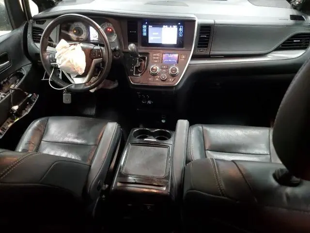 2017 TOYOTA SIENNA SE  