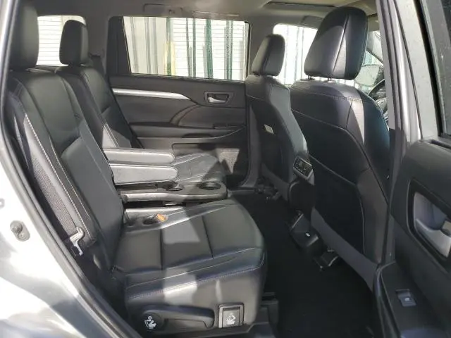 2018 TOYOTA HIGHLANDER SE  