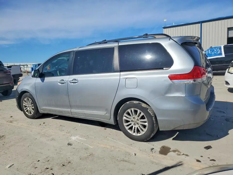 2011 TOYOTA SIENNA XLE  