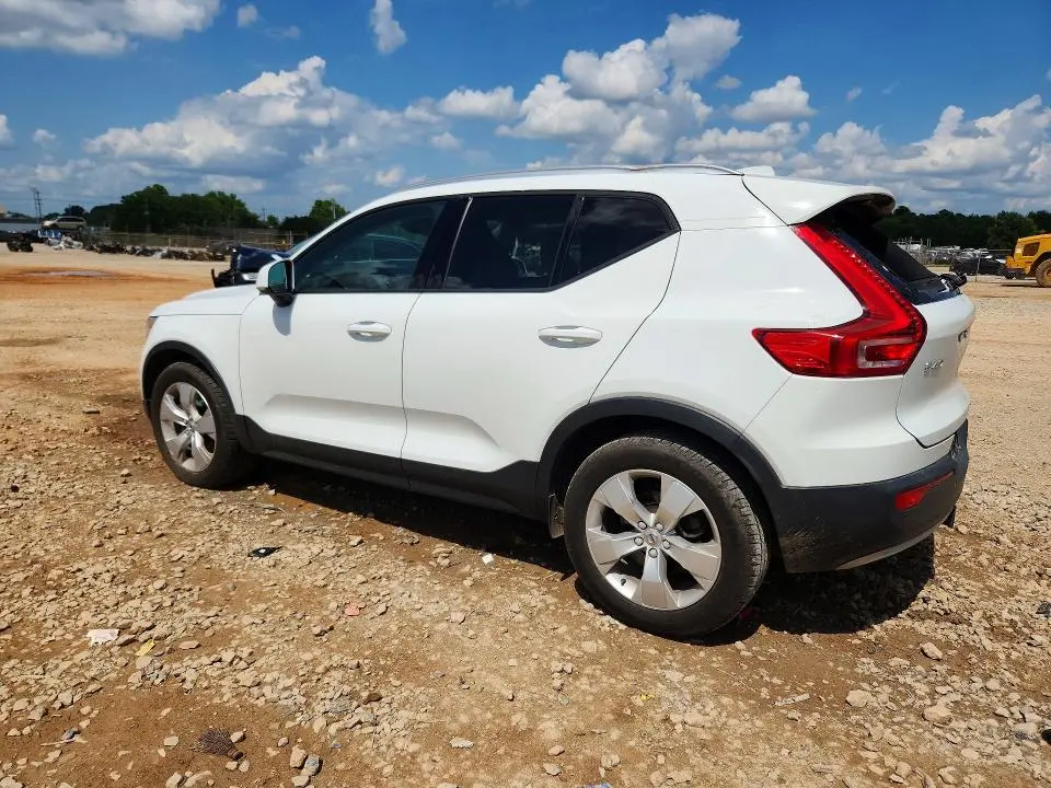 2020 VOLVO XC40 T4 MOMENTUM  