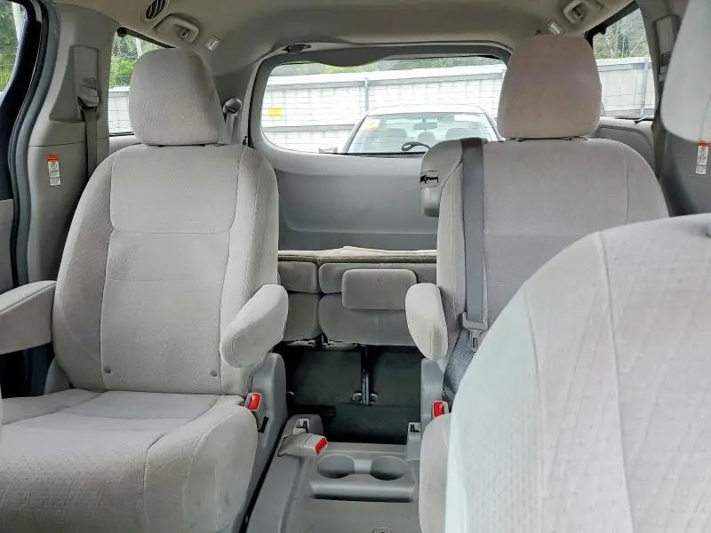2015 TOYOTA SIENNA LE  
