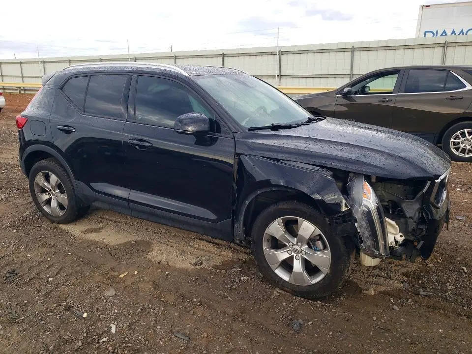 2020 VOLVO XC40 T4 MOMENTUM  