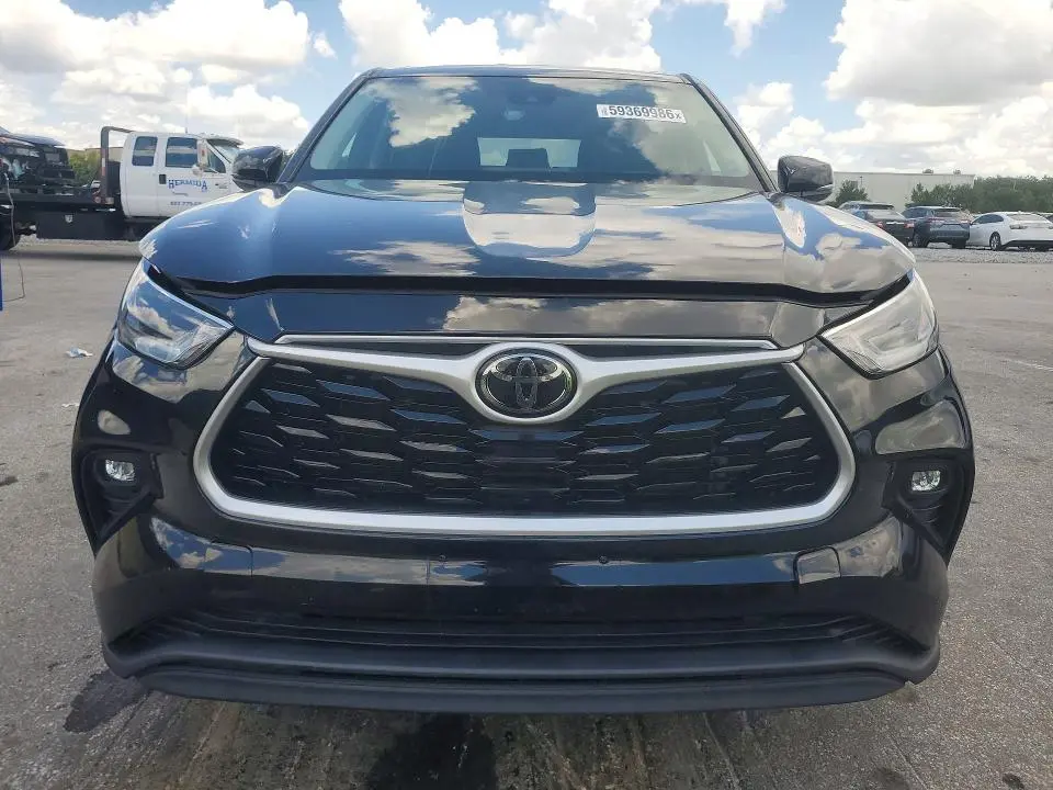 2021 TOYOTA HIGHLANDER LE  