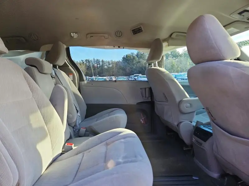 2018 TOYOTA SIENNA LE  