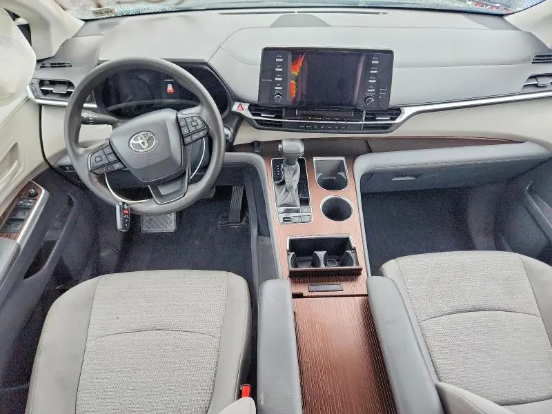 2022 TOYOTA SIENNA LE  