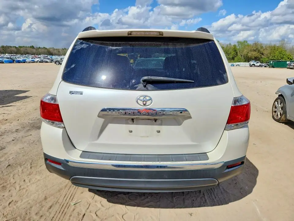 2013 TOYOTA HIGHLANDER SE  