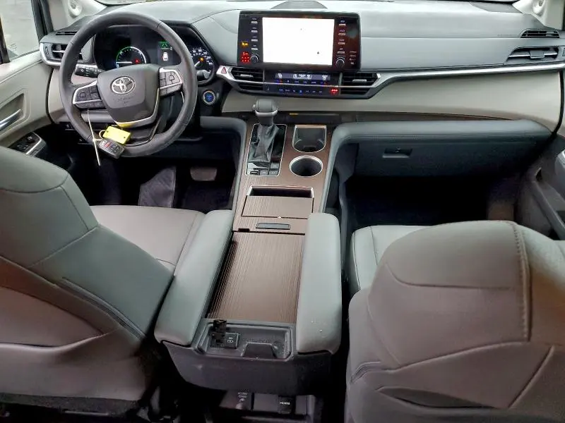 2021 TOYOTA SIENNA XLE  