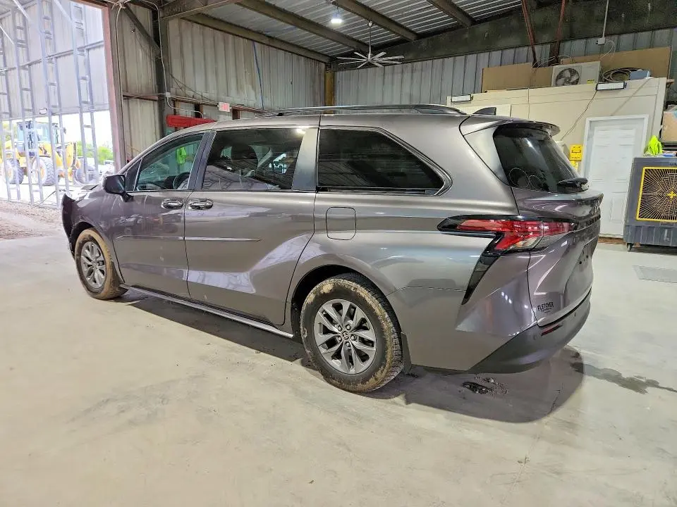 2022 TOYOTA SIENNA XLE  