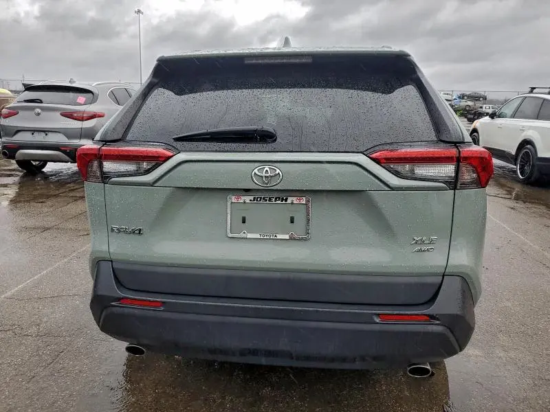 2021 TOYOTA RAV4 XLE  