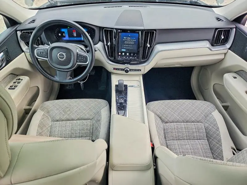 2022 VOLVO XC60 B5 MOMENTUM  
