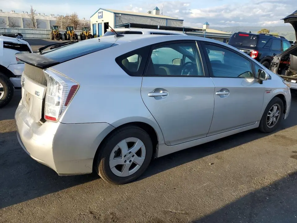 2010 TOYOTA PRIUS III  