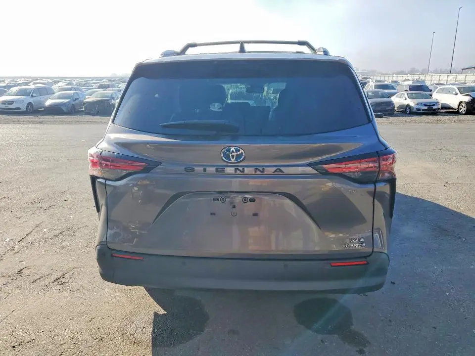 2021 TOYOTA SIENNA XLE  